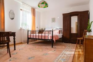 een slaapkamer met een bed en een dressoir bij Pink Rose Suite in Józefów