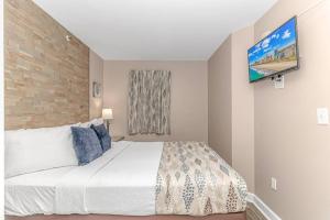 Ένα ή περισσότερα κρεβάτια σε δωμάτιο στο Stunning Double Unit Condo-Both Newly Renovated with Spectacular Views- Atlantica 451/452