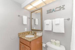 Ένα μπάνιο στο Stunning Double Unit Condo-Both Newly Renovated with Spectacular Views- Atlantica 451/452