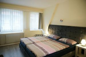 Ein Bett oder Betten in einem Zimmer der Unterkunft Das Sofa Restaurant-Hotel-Spätkauf