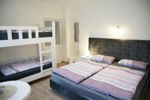 Ein Bett oder Betten in einem Zimmer der Unterkunft Das Sofa Restaurant-Hotel-Spätkauf