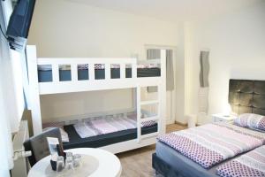 Ein Bett oder Betten in einem Zimmer der Unterkunft Das Sofa Restaurant-Hotel-Spätkauf