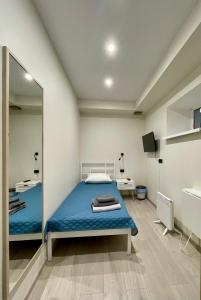 1 dormitorio con cama y espejo en Sweet Home en Dnipró