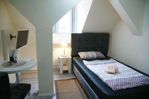 Ein Bett oder Betten in einem Zimmer der Unterkunft Das Sofa Restaurant-Hotel-Spätkauf