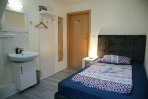 Ein Bett oder Betten in einem Zimmer der Unterkunft Das Sofa Restaurant-Hotel-Spätkauf