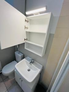bagno bianco con lavandino e servizi igienici di maison indépendante très calme RER A a Montesson
