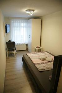 Ein Bett oder Betten in einem Zimmer der Unterkunft Das Sofa Restaurant-Hotel-Spätkauf
