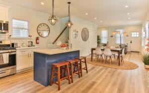 cocina y sala de estar con mesa y sillas en Shore Thing, en Atlantic City