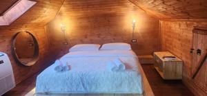 una camera da letto con letto in una camera in legno di Silver Hill Guesthouse a Gjirokastër