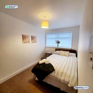 una camera con letto e finestra di Cheadle Rooftop Apartment by Daley Stays - Sleep 6 a Cheadle Hulme