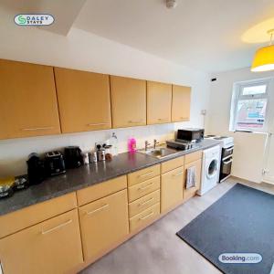 Una cocina o zona de cocina en Cheadle Rooftop Apartment by Daley Stays - Sleep 6