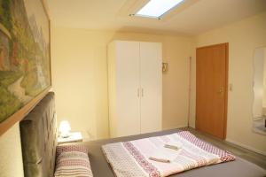 Ein Bett oder Betten in einem Zimmer der Unterkunft Das Sofa Restaurant-Hotel-Spätkauf