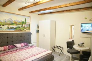 Ein Bett oder Betten in einem Zimmer der Unterkunft Das Sofa Restaurant-Hotel-Spätkauf
