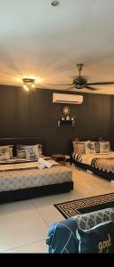 um quarto com duas camas num quarto em Ksl D'Esplanade Studio Apartment's 2 em Johor Bahru