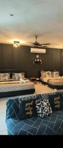 um quarto com duas camas e um sofá em Ksl D'Esplanade Studio Apartment's 2 em Johor Bahru