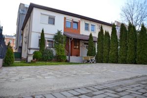 ein weißes Haus mit Bäumen und einer Auffahrt in der Unterkunft Feel Good Apartments in Ohrid