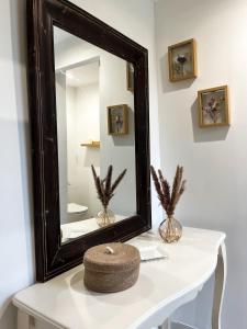 サン・ヴァレリー・シュル・ソンムにあるLa Villa Saint Valの白いテーブルの上に座る鏡