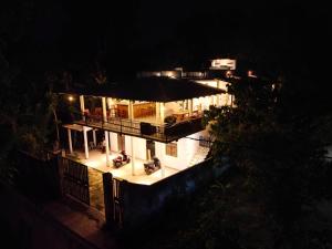 een huis met een verlichte veranda in de nacht bij Cozy Resort in Matara