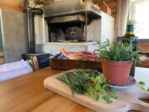 een tafel met een snijplank met een stuk vlees in een oven bij Preikestolen in Forsand