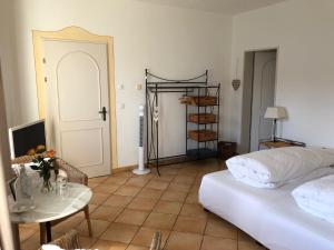 1 dormitorio con cama, mesa y puerta en Casa Concerto en Brissago