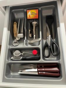 un cajón lleno de utensilios de cocina en un contenedor en Luxury house@Puerto Rico en Puerto Rico