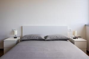 um quarto com uma cama grande e 2 mesas de cabeceira em Paolo Fabbri Apartment em Bolonha