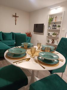 una sala de estar con una mesa con platos. en Apartment GORA, en Međugorje