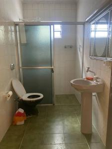 W łazience znajduje się prysznic, toaleta i umywalka. w obiekcie Casa de Veraneio w mieście Laguna