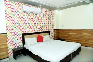 瓜廖爾的住宿－TRPOTEL SUBMANGAL，一间卧室配有一张带彩色墙壁的床