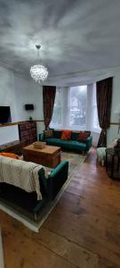 uma sala de estar com sofás e um lustre em Pebbles Place em Brighton & Hove