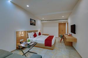 Postel nebo postele na pokoji v ubytování Comfort Inn Sapphire Chandkheda, Ahmedabad
