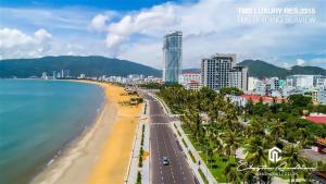 vista su una spiaggia con edifici e sull'oceano di Luxury Apartment - TMS Quy Nhơn - 1Bed Room - Seaview a Quy Nhon