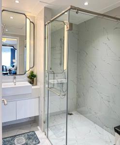 bagno con doccia e lavandino di Luxury Apartment - TMS Quy Nhơn - 1Bed Room - Seaview a Quy Nhon