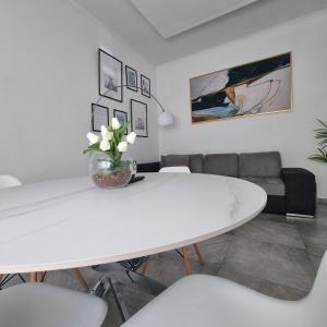 sala de estar con mesa blanca y sofá en Dibbio's house, en Guidonia