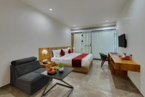 TV a/nebo společenská místnost v ubytování Comfort Inn Sapphire Chandkheda, Ahmedabad