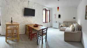 een woonkamer met een tafel en een bank bij Apartman Arioso in Piran