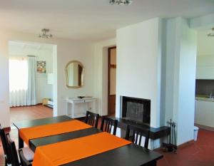 comedor con mesa y sillas y cocina en Appartamento Giglio Rosso, en Scarperia