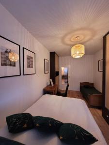um quarto com uma grande cama branca num quarto em Apartament Czerwone Maki em Varósvia