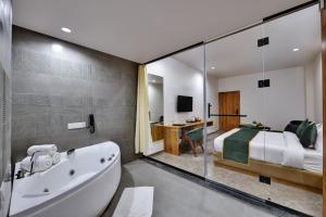 Koupelna v ubytování Comfort Inn Sapphire Chandkheda, Ahmedabad