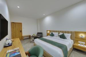 Postel nebo postele na pokoji v ubytování Comfort Inn Sapphire Chandkheda, Ahmedabad