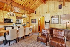 2464-Bruin Chalet cabin في بيغ بير لاكي: مطبخ وغرفة طعام مع طاولة وكراسي