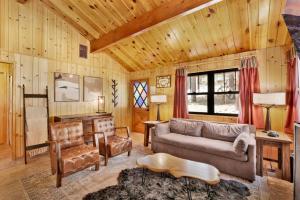 2464-Bruin Chalet cabin في بيغ بير لاكي: غرفة معيشة مع أريكة وطاولة