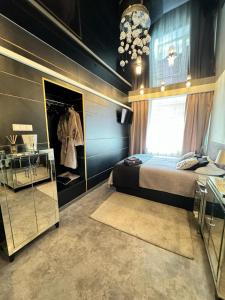 1 dormitorio con cama, ventana y espejo en EVIS LTD apartments 1, en Rēzekne