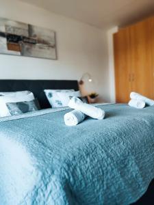 - une chambre avec un lit et des serviettes de toilette dans l'établissement Apartman Selska, à Zagreb