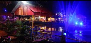 ein Gebäude mit Lichtern in der Nacht davor in der Unterkunft Basundhara Resort Cum Family Restaurant in Kharagpur