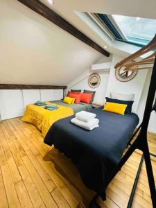 1 dormitorio con 1 cama con almohadas coloridas en Maison avec spa proche paris en Saint-Denis