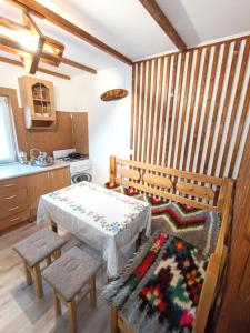 eine Küche mit einem Tisch und Stühlen in der Unterkunft Будиночок для щастя in Jaremtsche