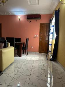 a living room with a couch and a table at Appartement meublé Logbessou in Douala
