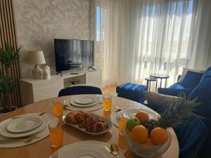 een woonkamer met een tafel met eten erop bij Salona Lux in Klis