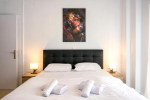 1 dormitorio con 1 cama con 3 almohadas en Thessaloniki Center Downtown Apartment, en Tesalónica